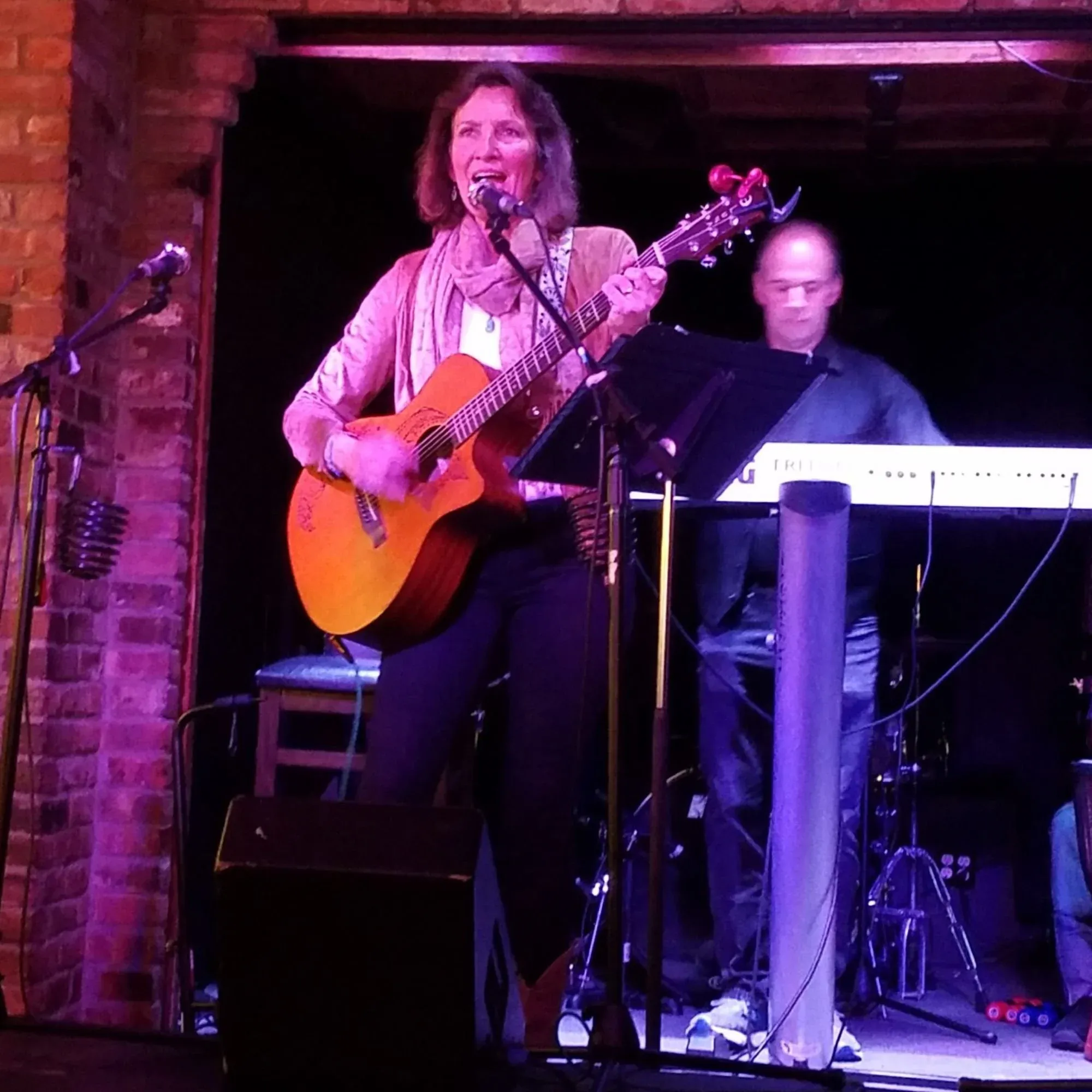 Andrea Randa performing live with an accompanying musician