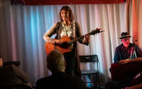 Andrea Randa performing live